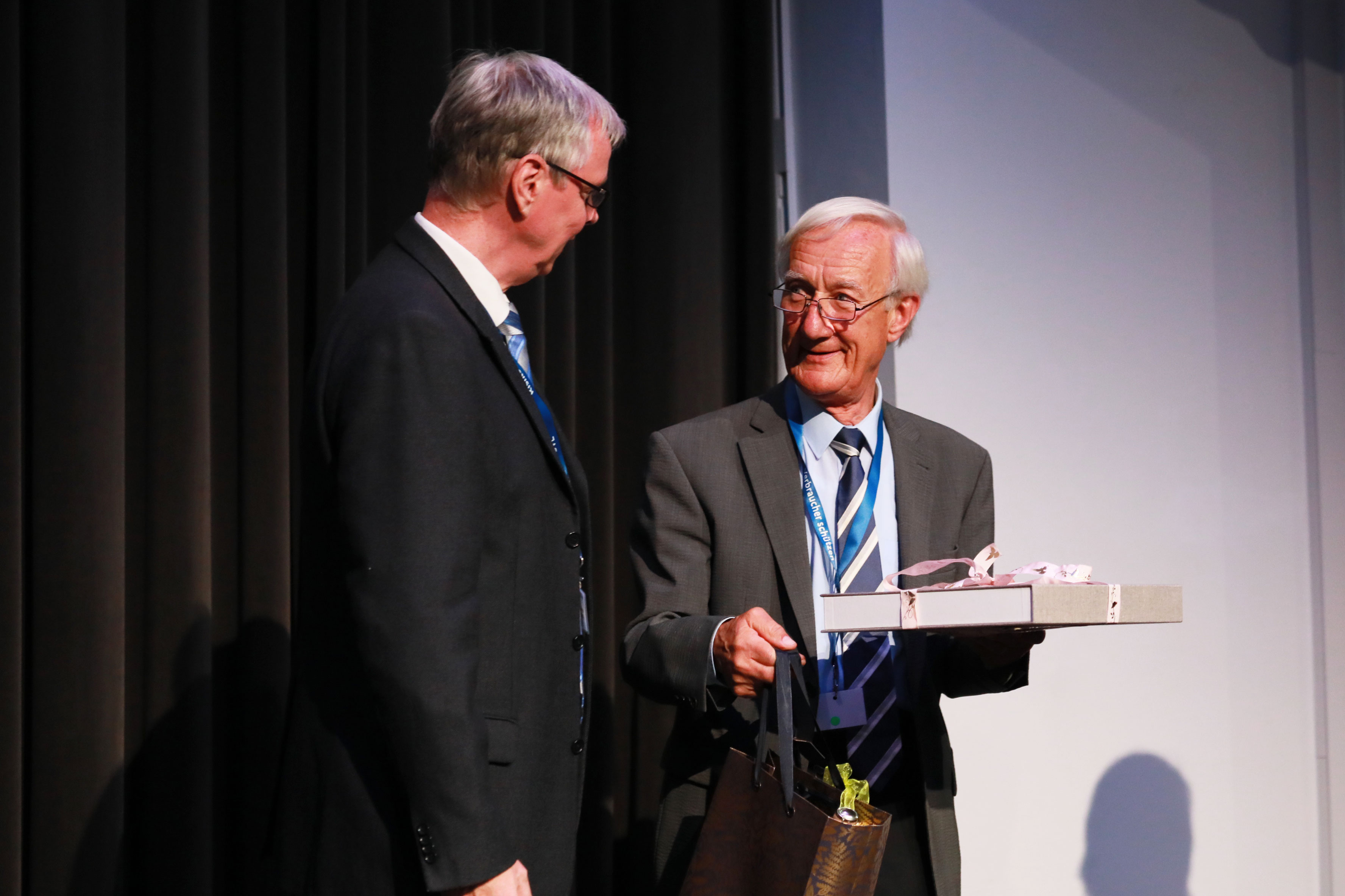 Der Vorsitzende der ZKBS, Herr Prof. Dr. Dr. Vahlenkamp ehrt das langjährige ZKBS-Mitglied Prof. Dr. Wilfried Wackernagel.
