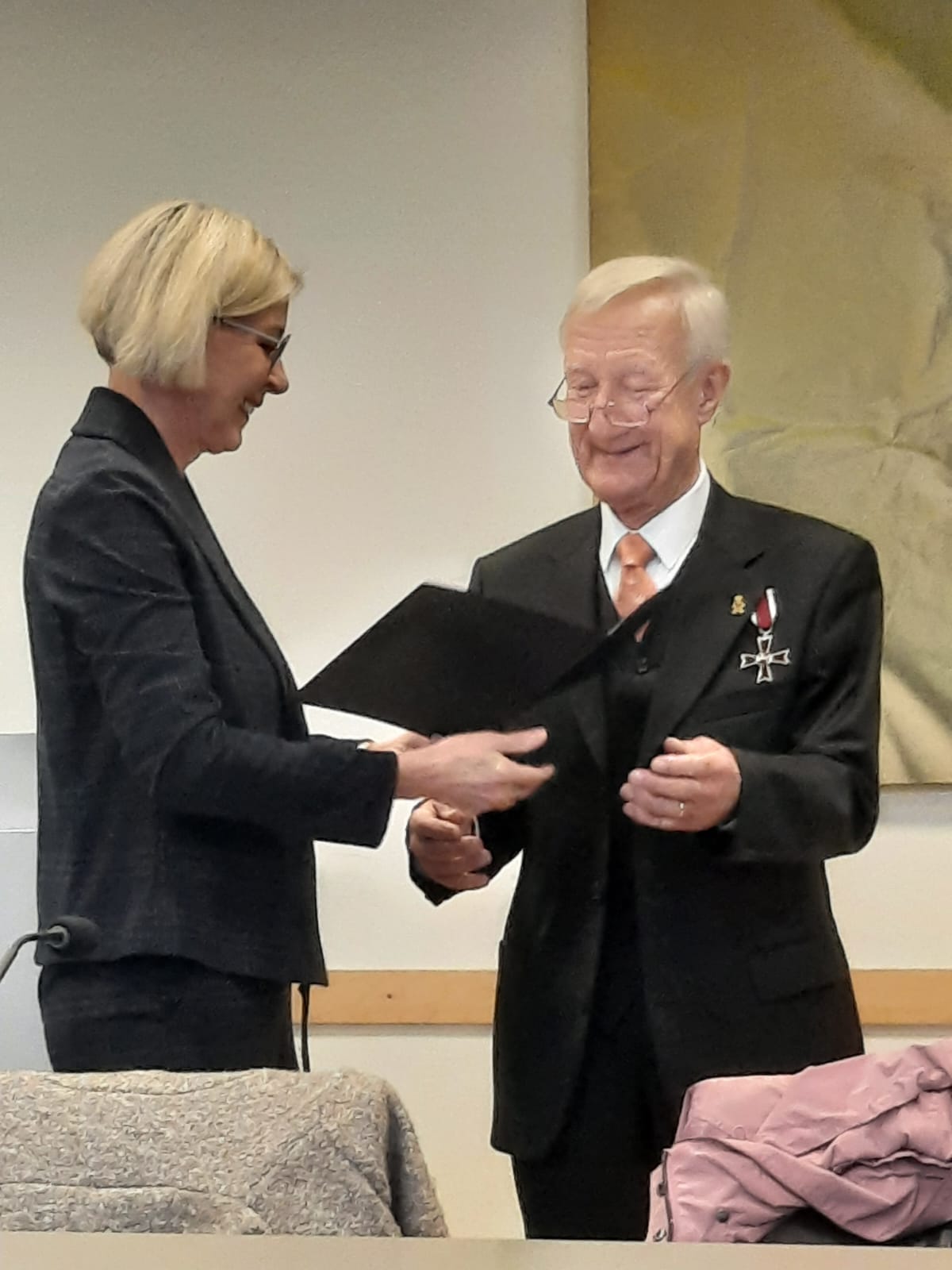 1_Landrätin Karin Harms und Prof. Dr. Dr. Wilfried Wackernagel Alternativer Text Landrätin Karin Harms und Prof. Dr. Dr. Wilfried Wackernagel (v.l.) bei der Verleihung des Verdienstkreuzes am Bande des Niedersächsischen Verdienstordens.
