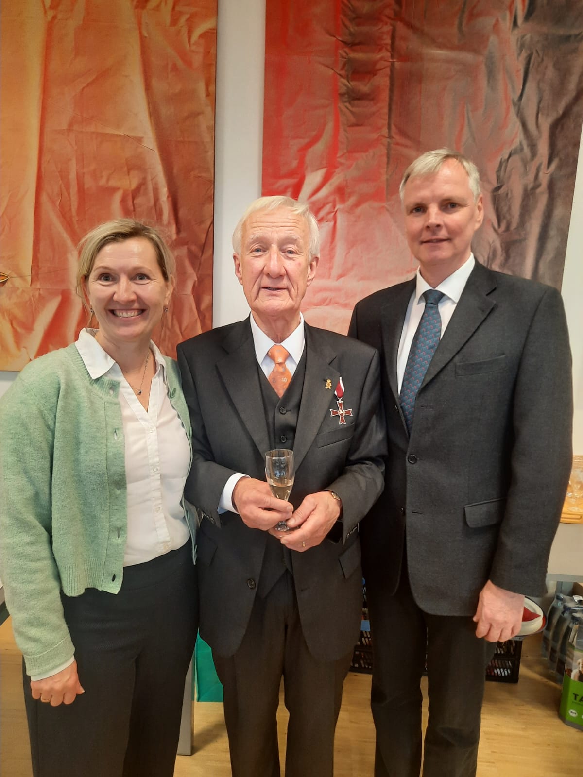 Die Leiterin der ZKBS-Geschäftsstelle, Dr. Anke Stein, Prof. Dr. Dr. Wilfried Wackernagel und der Vorsitzende der ZKBS, Prof. Dr. Dr. Thomas Vahlenkamp, (v.l.) bei der Verleihung des Verdienstkreuzes am Bande des Niedersächsischen Verdienstordens.